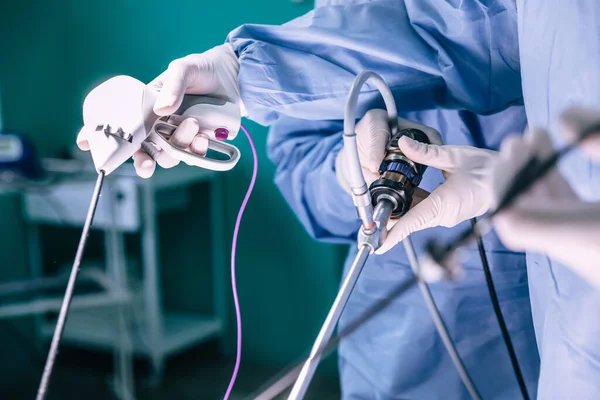 Tiro Recortado Médicos Vestidos Luvas Com Equipamento Médico — Fotografia de Stock