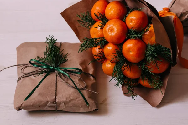 Букет Гілками Ялини Свіжими Апельсинами Подарунком Столі — стокове фото