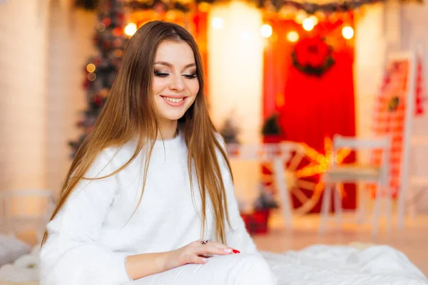 美しい幸せな女の子は周りのライトと素晴らしいインテリアでクリスマスを祝う — ストック写真