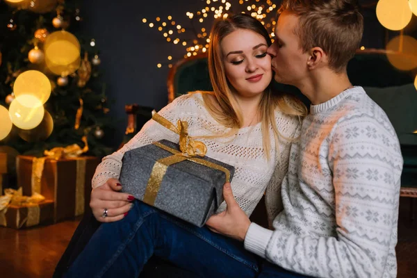 Inverno Feriados Casal Natal Conceito Pessoas Homem Sorridente Mulher Com — Fotografia de Stock