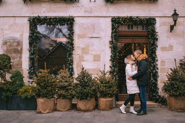 Junges Liebespaar Küsst Sich Zärtlich Auf Der Weihnachtsstraße — Stockfoto