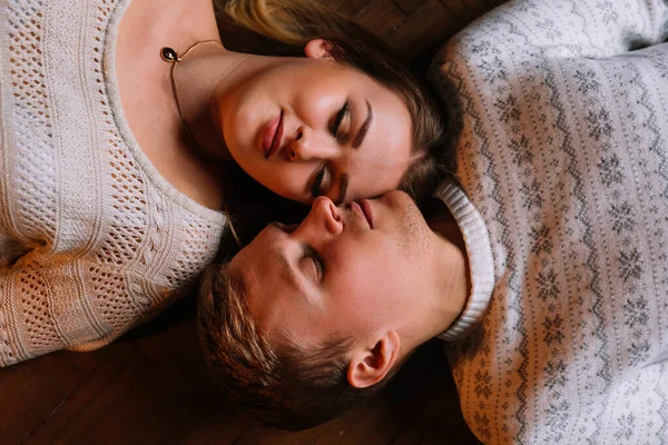 Visão Superior Feliz Jovem Casal Relaxado Amor Deitado Chão Pijama — Fotografia de Stock