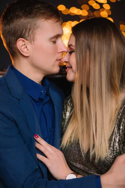 Retrato Perto Dois Amantes Olhando Para Outro Vão Beijar — Fotografia de Stock