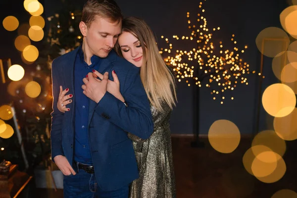 一个男人和一个女孩在庆祝圣诞节 在除夕之夜 一对相爱的夫妇彼此欢欢喜喜 — 图库照片