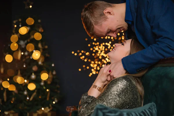 Casal Romântico Apaixonado Sentindo Felicidade Seu Romance Enquanto Passam Natal — Fotografia de Stock