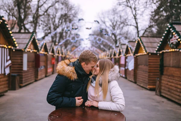 Giovane Coppia Piedi Mercato Natale Lungo Strada Sorridente Baci — Foto Stock