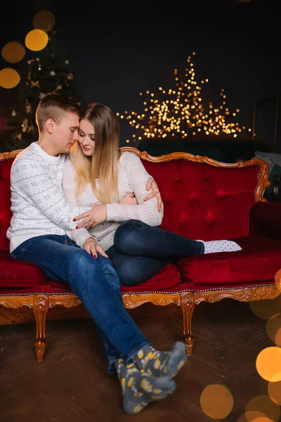 Jeune Couple Couché Sur Canapé Embrassant Pour Noël — Photo