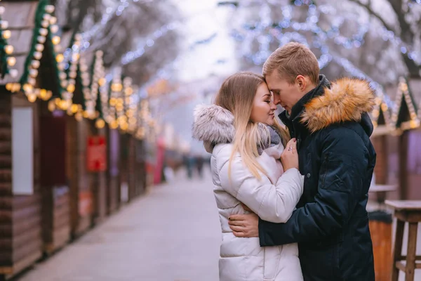 Vue Face Homme Avec Son Bras Autour Copine Extérieur Couple — Photo