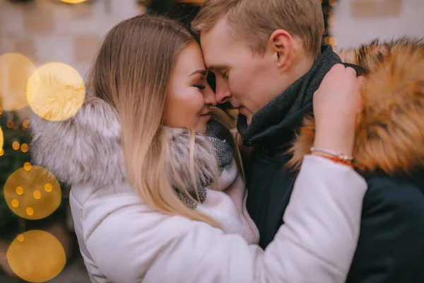 Jeune Couple Embrasser Étreindre Extérieur Pendant Période Noël — Photo
