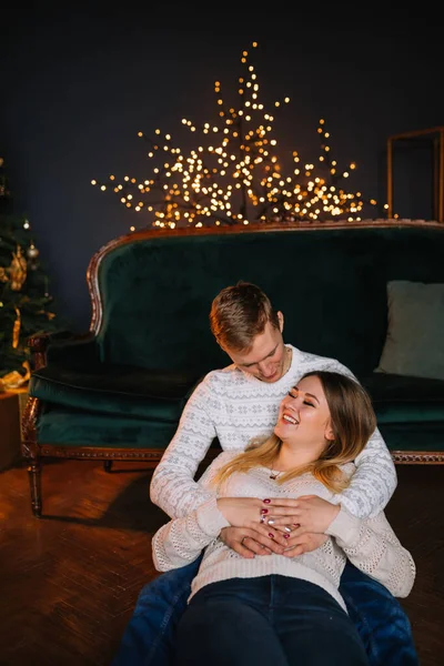 Casal Está Sentado Chão Perto Sofá Veludo Fundo Uma Árvore — Fotografia de Stock