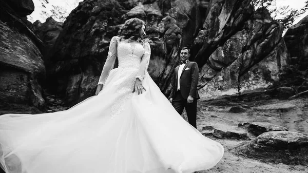 Noiva Vestido Voo Primeiro Plano Homem Olhando Para Seu Amor — Fotografia de Stock