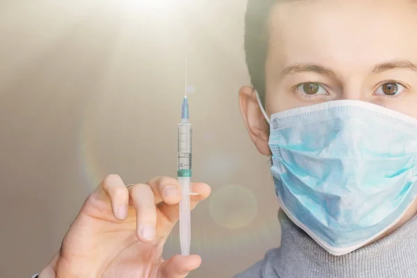 Beyaz Eldivenli Bir Erkek Şırıngayla Aşı Şişesini Tutuyor Enjeksiyon Eczanesi — Stok fotoğraf