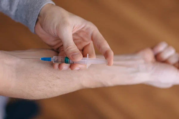 Uyuşturucu Bağımlısı Eller Enjeksiyon Için Şırınga Tutuyor — Stok fotoğraf