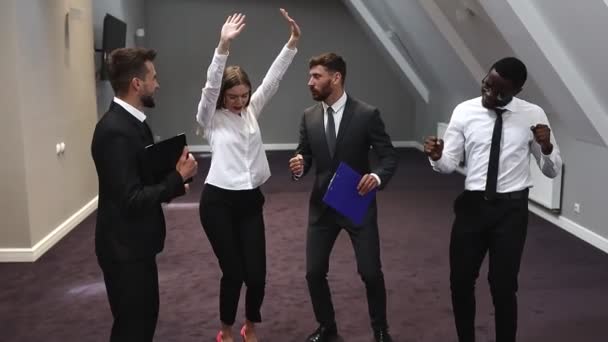 Motivado Engraçado Diversificada Equipe Negócios Pessoas Dançando Celebrando Sucesso Festa — Vídeo de Stock