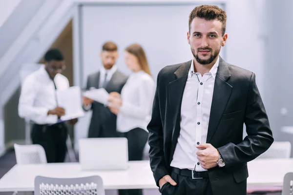 Молодий Бізнесмен Стоїть Сучасному Офісі Демонструє Впевненість Мотивацію Роботі Щасливий — стокове фото