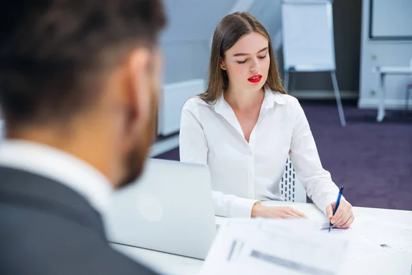 Attraente Donna Affari Scrivere Note Sulla Riunione — Foto Stock