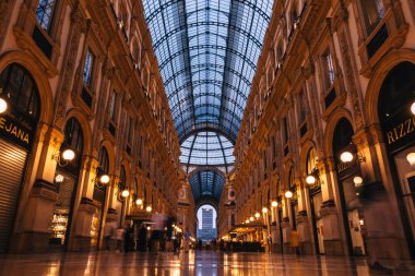 Milan, İtalya - 19 Ağustos 2019 - Milano, İtalya 'daki Vittorio Emanuele Galerisi' nin cam kubbesi. güzel mimari.