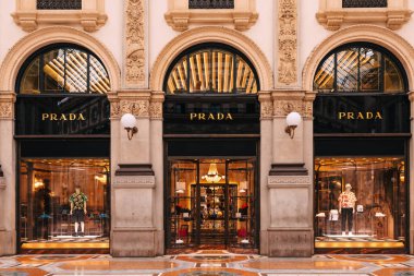 Milan, İtalya - 19 Ağustos 2019 - Galleria Vittorio Emanuele II alışveriş merkezinde butik, Prada butik vitrinleri