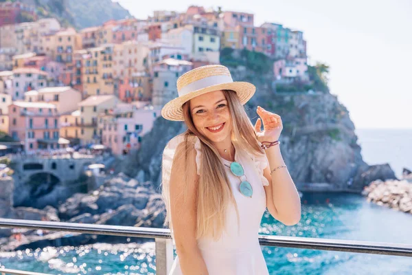 Menina Com Sardas Vestido Branco Velejador Sorrisos Bonitos Contra Pano — Fotografia de Stock