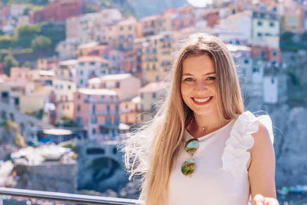 Menina Com Sardas Vestido Branco Cidade Italiana Colorida Penhasco Sorrir — Fotografia de Stock