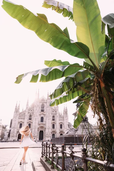 Mulher Turística Rodopiando Perto Catedral Milão Duomo Milano Itália Vista — Fotografia de Stock