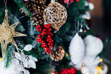 Noel süsleri, Noel ağacı, hediyeler, yeni yıl.