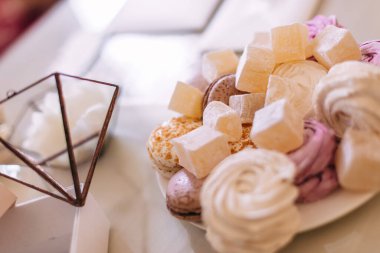 Tabağa farklı tatlılar ve alyanslar için şık bir kutu koyun. düğün günü.