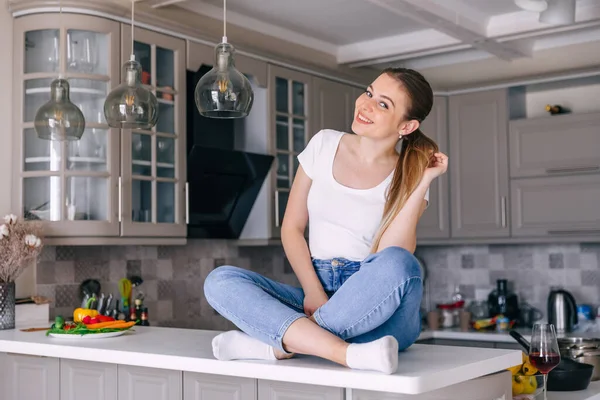 Beautiful Young Woman White Shirt Jeans Sitting Kitchen — Stock Photo, Image