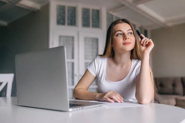 Singola Calma Giovane Donna Shirt Capelli Lunghi Tenendo Matita Mano — Foto Stock