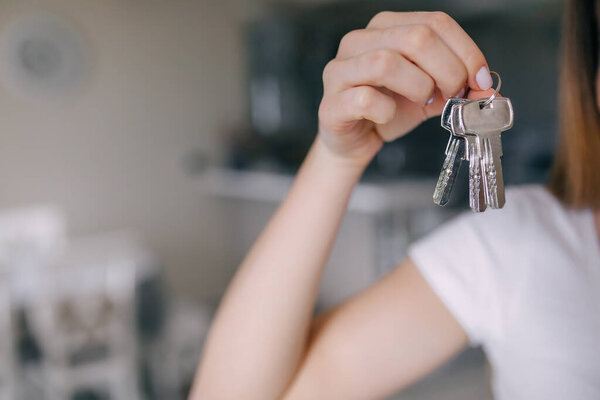 woman hand holding house keys
