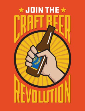 Zanaat bira devrimi vektör rozet veya etiket tasarımı. Bir şişe zanaat bira retro logo banner tasarımı tutan yumruk.