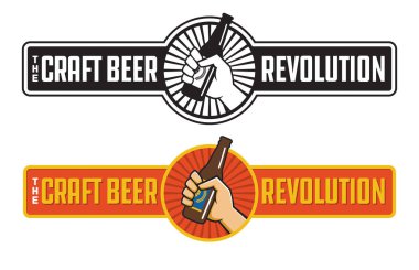 Zanaat bira devrimi vektör rozet veya etiket tasarımı. Bir şişe zanaat bira retro logo banner tasarımı tutan yumruk.