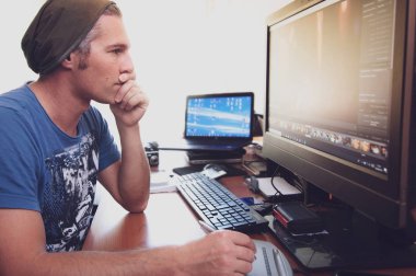 Beyaz serbest meslek işleri iki PC ile ev ofis, gün batımı ışık pencereden giriyor