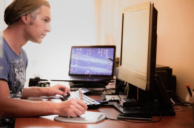 Beyaz serbest meslek işleri iki PC ile ev ofis, gün batımı ışık pencereden giriyor