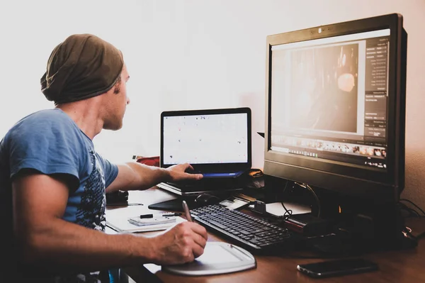 Freelancer Caucásico Trabaja Oficina Casa Con Dos Luz Del Atardecer Fotos De Stock Sin Royalties Gratis