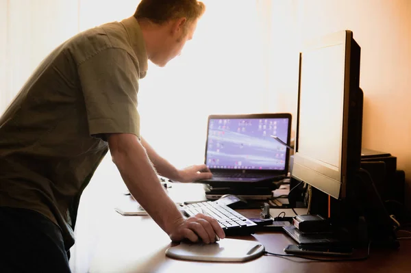 Freelancer Caucásico Trabaja Oficina Casa Con Dos Luz Del Atardecer Fotos De Stock