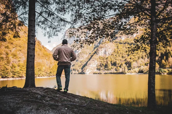Человек Смотрит Горное Озеро Осенний Пейзаж — стоковое фото
