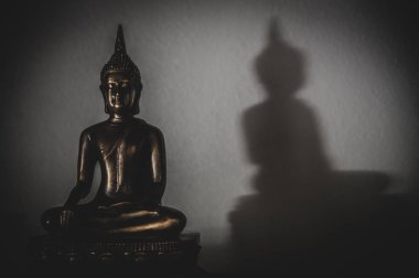 huzurlu sıska Buda, bir gölge bir duvara projelendirme budda heykeli