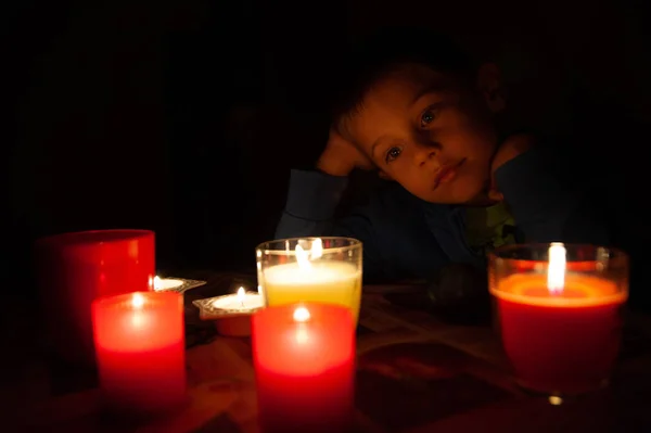 Niño Oscuridad Mira Velas Imagen De Stock