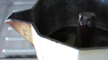 İtalyan kahvesi yavaş yavaş moka dışarı geliyor ve bu doldurulana kadar akar, sonunda kaynama güçlü, yakın başlar