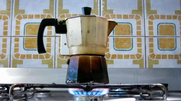 Alte Italienische Kaffeemaschine Auf Gasfeuer Entzündet — Stockvideo