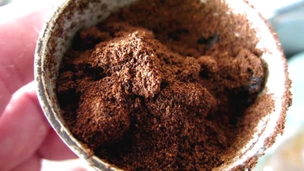 Talyan Çekilmiş Kahve Mocha Filtre Olarak Yerleştirilir — Stok video