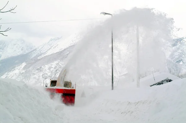 Sneeuwschuiver Machine Bevrijdt Straten Door Het Afschieten Van Sneeuw Hemel — Stockfoto