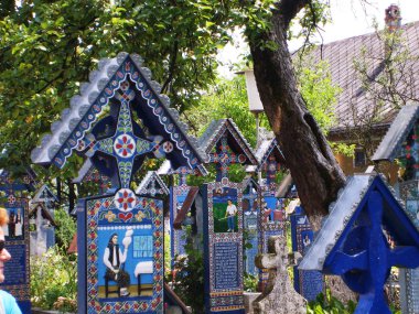 Maramures, Ro - 05 Temmuz 2007: Romanya, turistik Merry mezarlığın bazı esnaf mezar