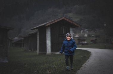 gülümseyen çocuk bir ülke yolda tek başına yürüyor