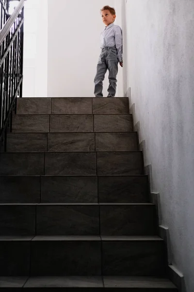 Gyermek csak a tetején egy sötét lépcsőház — Stock Fotó