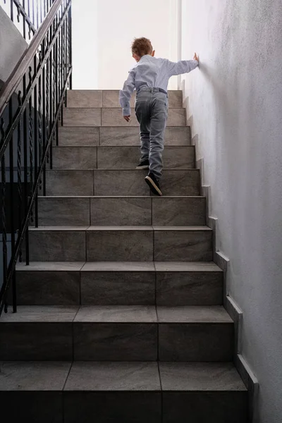 Gyermek mászik egy létrát a sötétben, hogy a fény — Stock Fotó