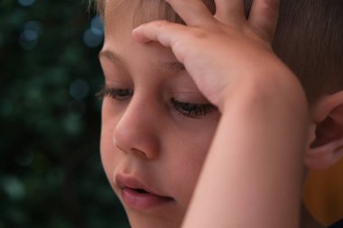 dalgın ifade ile çocuğun portre yakın