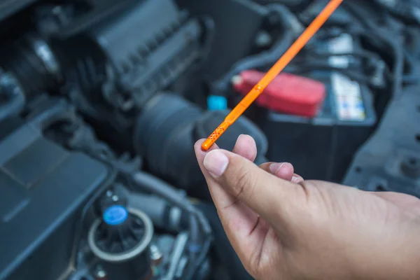 Car mechanic check oil level — Stock Photo, Image