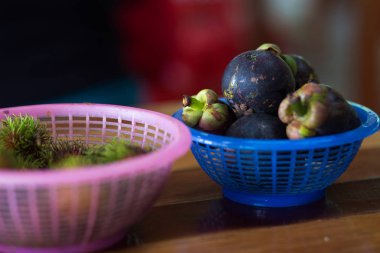 Mangosteen bir sepet içinde